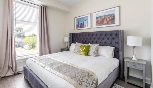 Simply Comfort. Rideau Private Apartment w Kingsize bed. Parking.