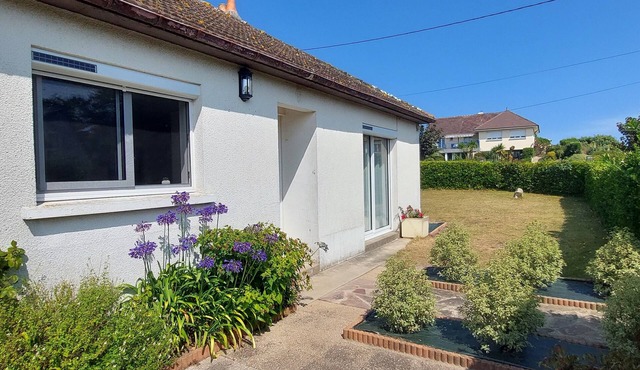 Single-storey villa, 50 metres from the beach, with enclosed grounds