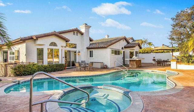 Single Story Home with pool/spa and just 10 minutes to the Beach!