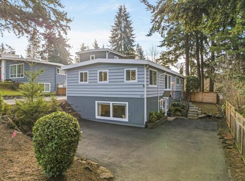 Sleeps 18 Triplex 9BR 3 Kitchens 1 Yard