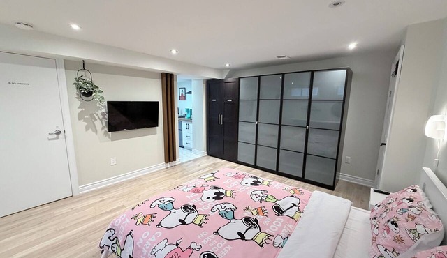 Snoopy-Themed Studio · Cozy Toronto Stay