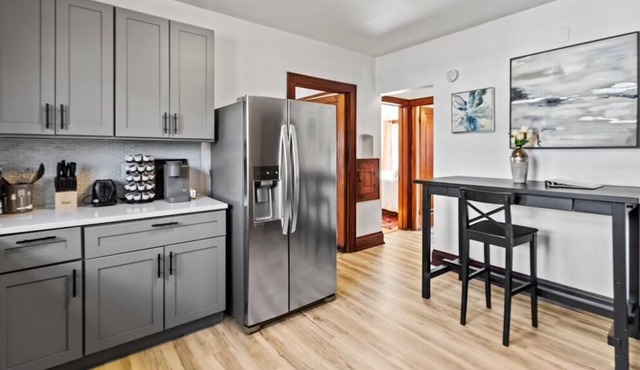 Spacious 2bd lower unit located in Bay View, pet friendly.