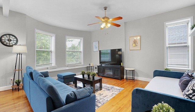 Spacious 3-bedroom apartment with WiFi, AC in charming St. Louis