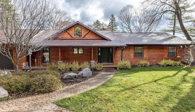 Spacious 3BR/3BA Lakefront Getaway with Private Dock, Sleeps Large Groups