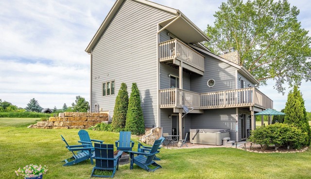 Spacious 3BR*Ensuites | Hot Tub*Fire Pit*Game Room*Coffee Bar*Stunning Sunsets!