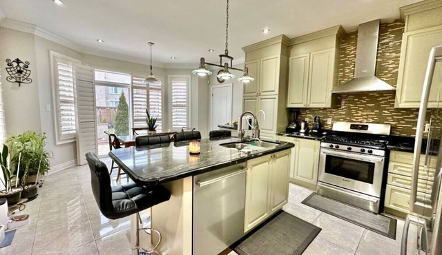 Spacious 4BR Home w/Private Yard, BBQ & Fast WiFi