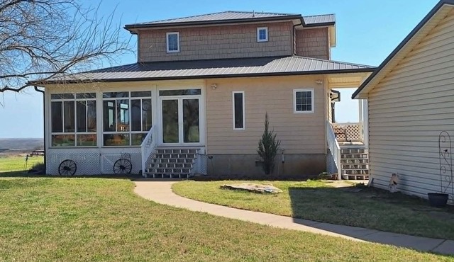 Spacious 5-bedroom overlooking Kaw Lake