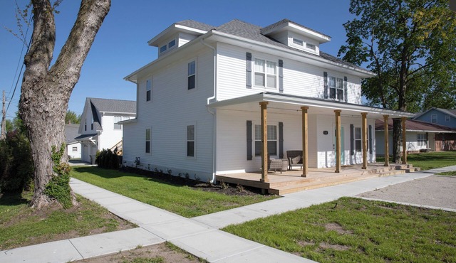 Spacious 5 BR Home 1 Block to Missouri Star Quilt Co - Sleeps 12+