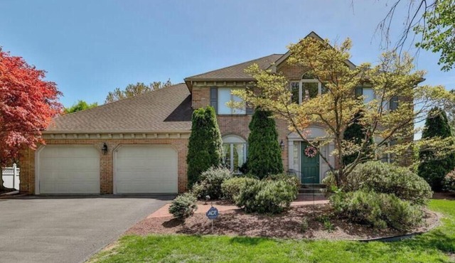 Spacious 7 bed Paradise in Bethlehem with private heated pool and fitness room