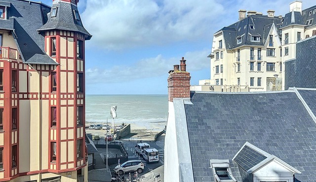 Spacious central duplex with views, 50m from beach, elevator, and WIFI
