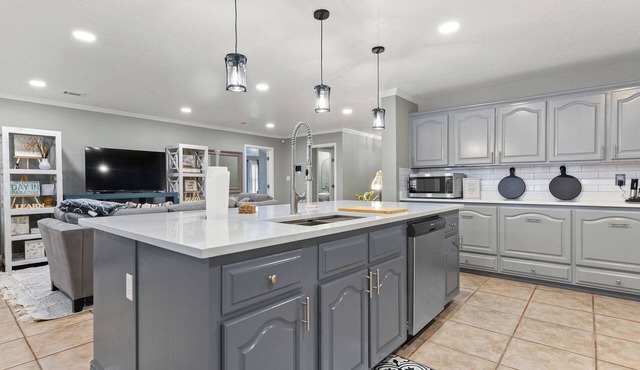 Spacious, cozy retreat, close to beaches, shopping, food & fun @ the Gulf Coast