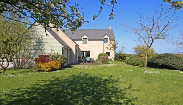 Spacious house with garden near Utah Beach