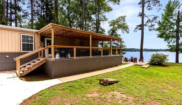 Spacious Modern Cabin on Toledo Bend Lake with Gorgeous Deck and Patio for an Amazing Family Getaway in Hemphill, Texas