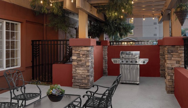 Spacious Pet-Friendly Suite w/Free Parking and Airport Shuttle near Pike Place