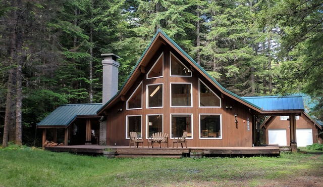 Spacious & Serene Chalet Near Mt. Rainer National Park - Hikers Dream