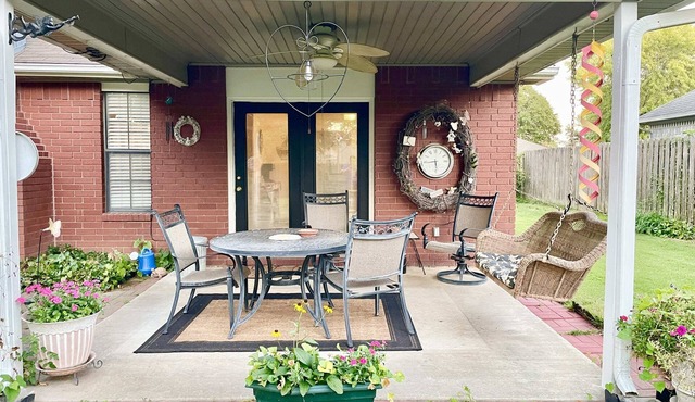 Springdale gem, centrally located, covered patio