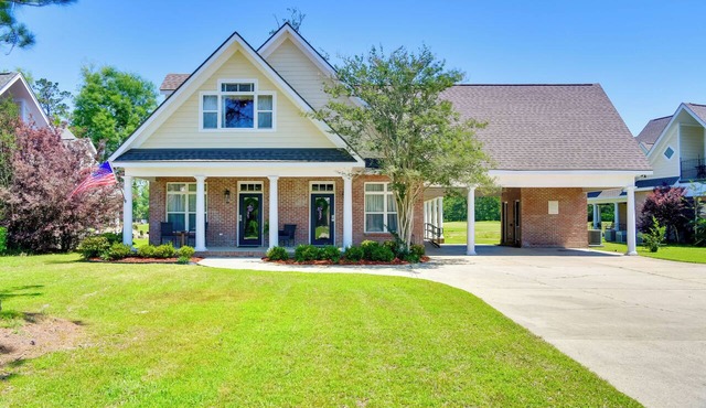 Springfield Studio Rental w/Golf Course View!