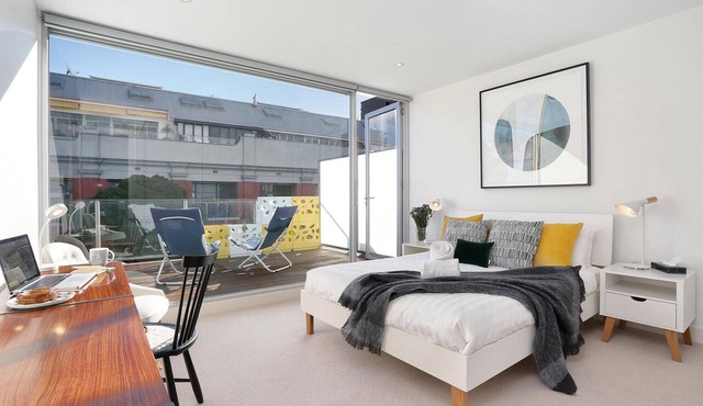 StayCentral - Collingwood Penthouse on Oxford - Oxford St, Collingwood - 2 Bedrooms, 2 Beds, 1 Bathrooms, 1 secure undercover parking spot.