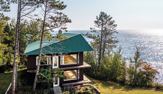 Stunning Lakehouse in Castle Danger