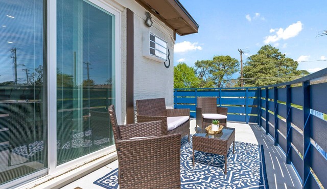 Stylish 2 bedroom 2bath with all the bells and the whistles In Arlington Texas