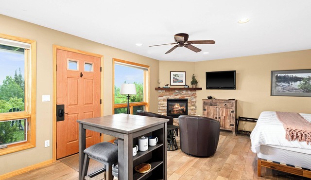 Suite with lake views next to golf course, hiking and winery! Pet friendly.