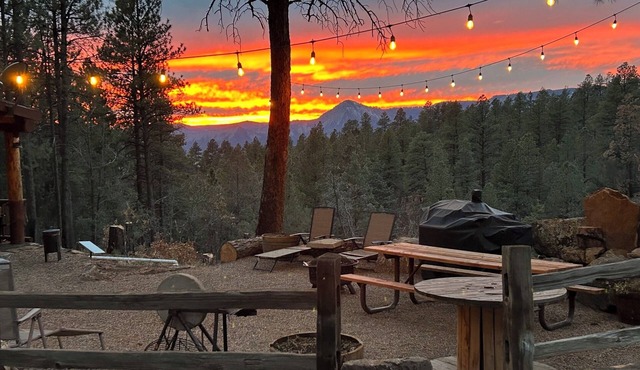 Sunset Cabin @ Base Camp / Peaceful cabin in the Pines