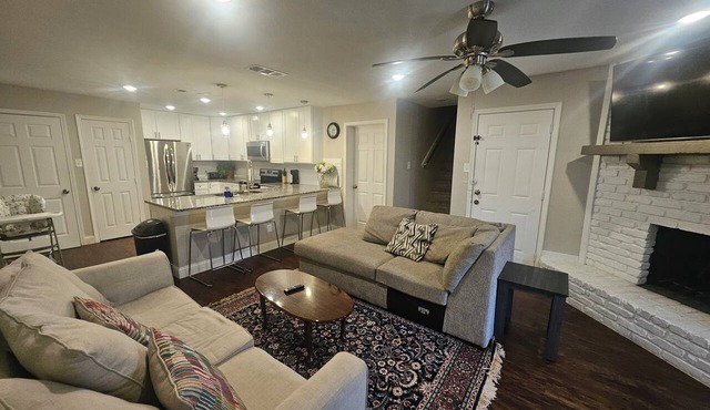 SUPERHOST/Spacious Classy Enclave Rodeo < 1mile. Baby Crib