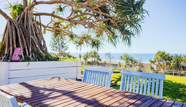 THE GRASSY KNOLL Panoramic Beach Apartment - Sunrise Beach