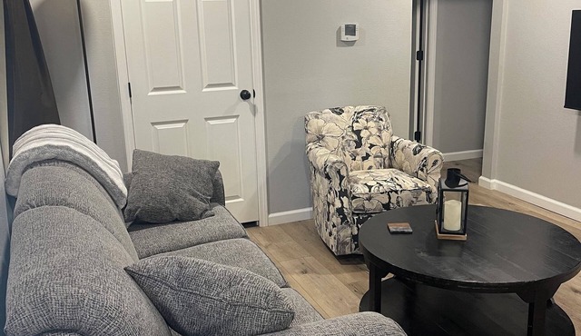"The Hideaway 2" Charming 2-bedroom house in delightful Farmington with WiFi, AC