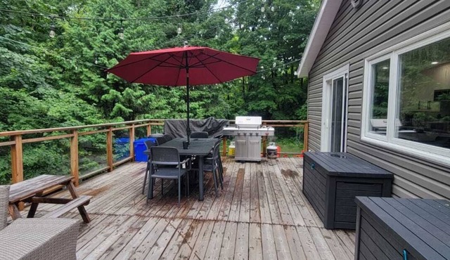 The Hideaway-Three bedroom cottage by Crystal lake