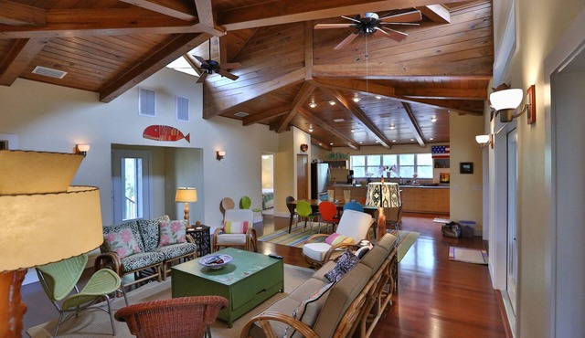 The Tree House - Family Friendly, Great Yard, Waterfront