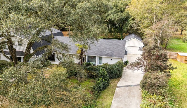 The Ultimate Group Stay: 3 Homes, 2 Acres, Sleeps 24!