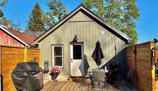 Tiny home, private yard, fire pit. 3-30 mins to attractions & conveniences