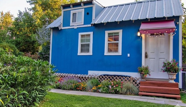 Tiny House w/Backyard Chickens & Tesla for Rent*