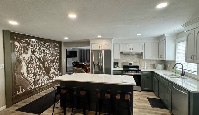 TOUCHDOWN! Game Day Ready - Walk to Historic Lambeau - Sleeps 12 - 5★ Home