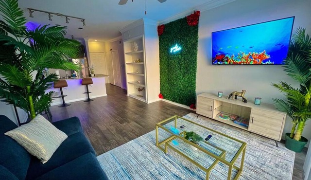 Tropical Breeze - 2BR- FIFA - Walk to NRG - Pool - Gym - Sleep 6