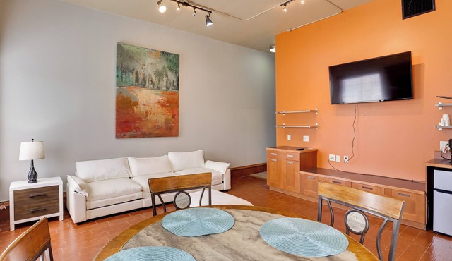 Ultimate Convenience: Historic Dtwn Marshall Apt!