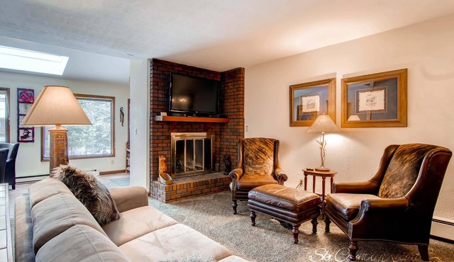 Ultimate Group Getaway: Spacious Multi-Level Retreat, Close to Downtown!