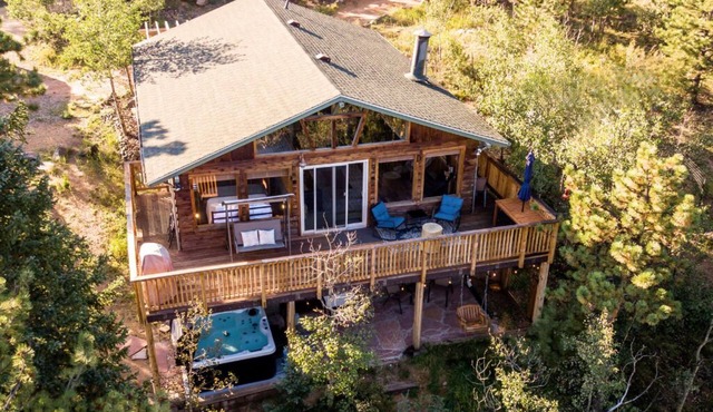 Unique, Romantic Getaway - 1 hr to Denver - Hot Tub - Views