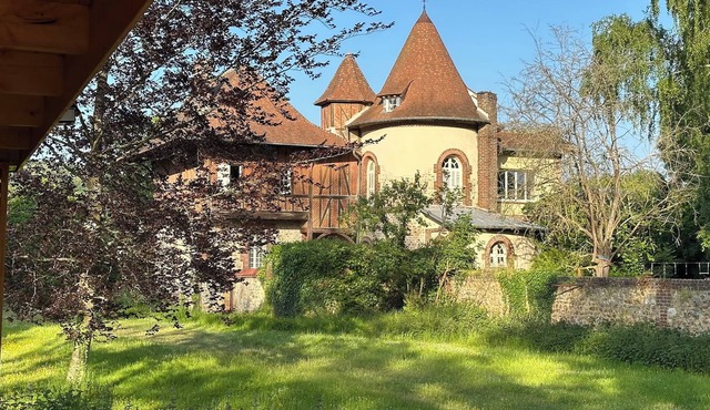 Unique. "Villa fleurie" on the Fontainecourt estate with artists' studios.