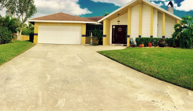 Unique Waterfront 3/2.5 Home. Heated Pool/Boat Dock. Nice to Fish! Location 👌