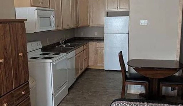 Unit 3: Cozy Studio Microhotel with full kitchen