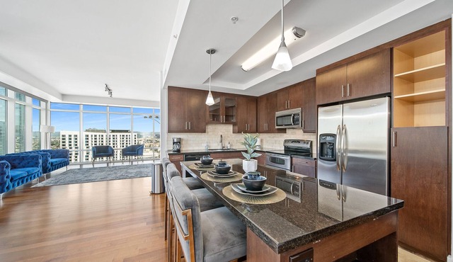 Up scale Home downtown LA with Staplescenter views