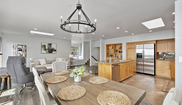 Updated, bright End Unit. 2 bed, 2 bath retreat. Amazing Views, Walk to beach.