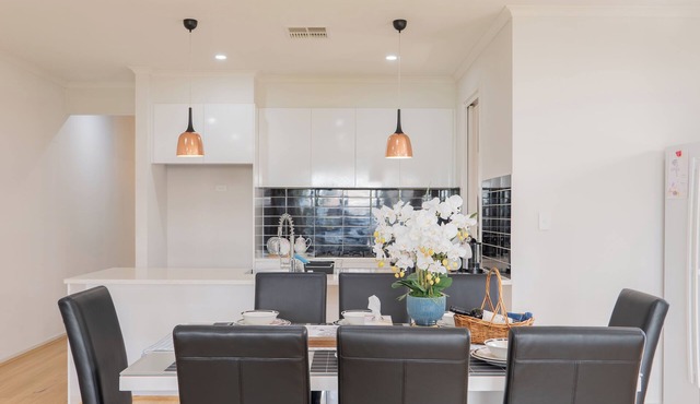 Walk to Shops & Dining, 3 Baths, Sleeps 8, Ideal Location in Tranmere Adelaide.