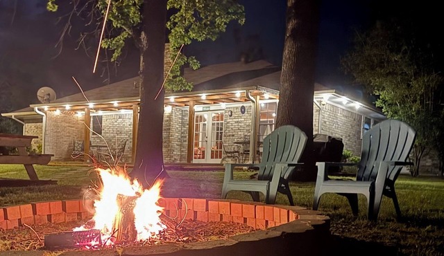 Waterfront Escape! Enjoy quiet, privacy & relaxation in this 3-bedroom retreat!
