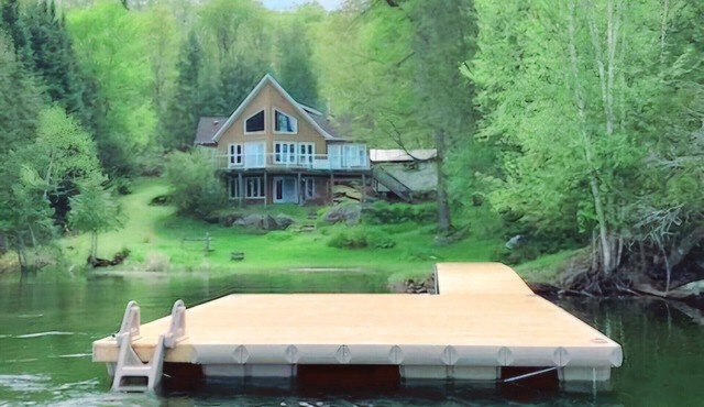 ✨️ Waterfront✨️Sleeps 10✨️Hot Tub ♨ ✨️ 4 BDRM 5 Beds 3 Baths✨Cathedral Ceilings