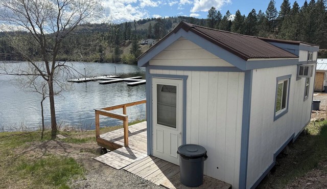 Waterfront Tiny Home on Curlew Lake w/Loft Queen + A/C at Tiffanys Resort