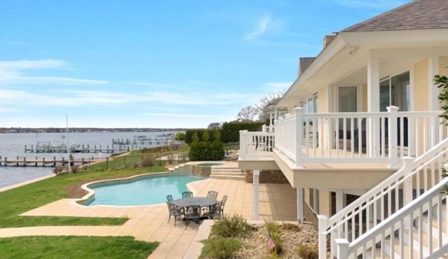 Waterfront Vacation Dream Home in Brick