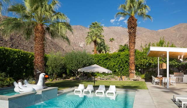 Your Mid-Century Oasis in Palm Springs Awaits!